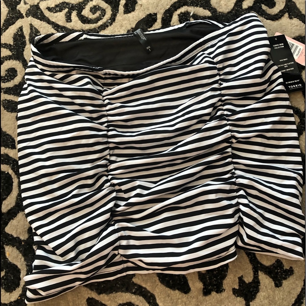 Torrid plus size swim skirt size 1 new with tags